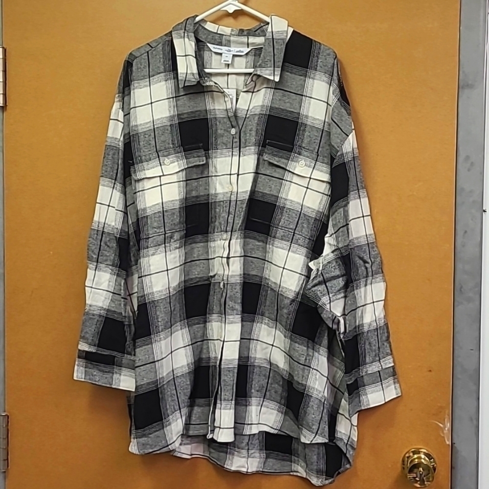 Old Navy Black and White Plaid Button Down The Boyfriend Shirt